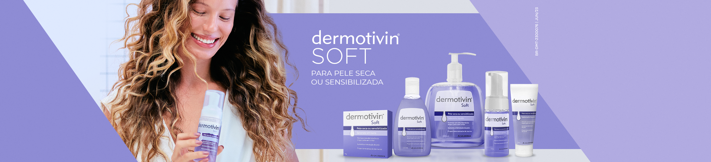 À esquerda, mulher branca sorrindo e segurando embalagem de espuma de limpeza Dermotivin Soft. À direita, linha de produtos Dermotivin Soft.