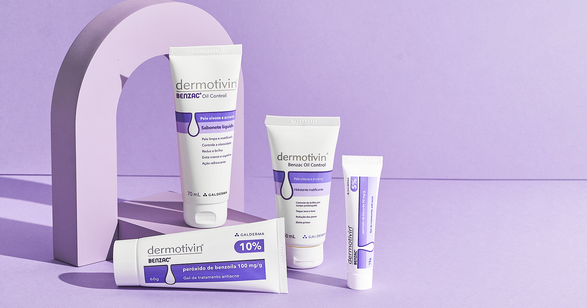 Quatro produtos Dermotivin Benzac para pele oleosa e acneica, incluindo sabonete líquido, hidratante e gel de tratamento, dispostos sobre uma superfície e fundo lilás com elementos geométricos.