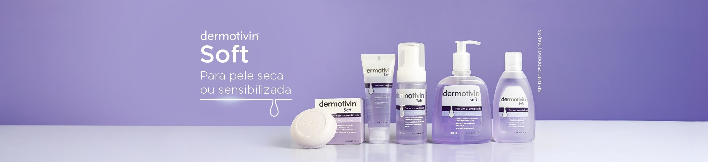 Fundo lilás com os mesmos cinco produtos Dermotivin Soft dispostos horizontalmente sobre uma superfície branca: sabonete em barra, embalagem do sabonete em barra, bisnaga de sabonete líquido, espuma de limpeza, sabonete líquido com válvula pump e frasco menor de sabonete líquido. Texto à esquerda: "Dermotivin Soft - Para pele seca ou sensibilizada", com linha fina e gota decorativa. 