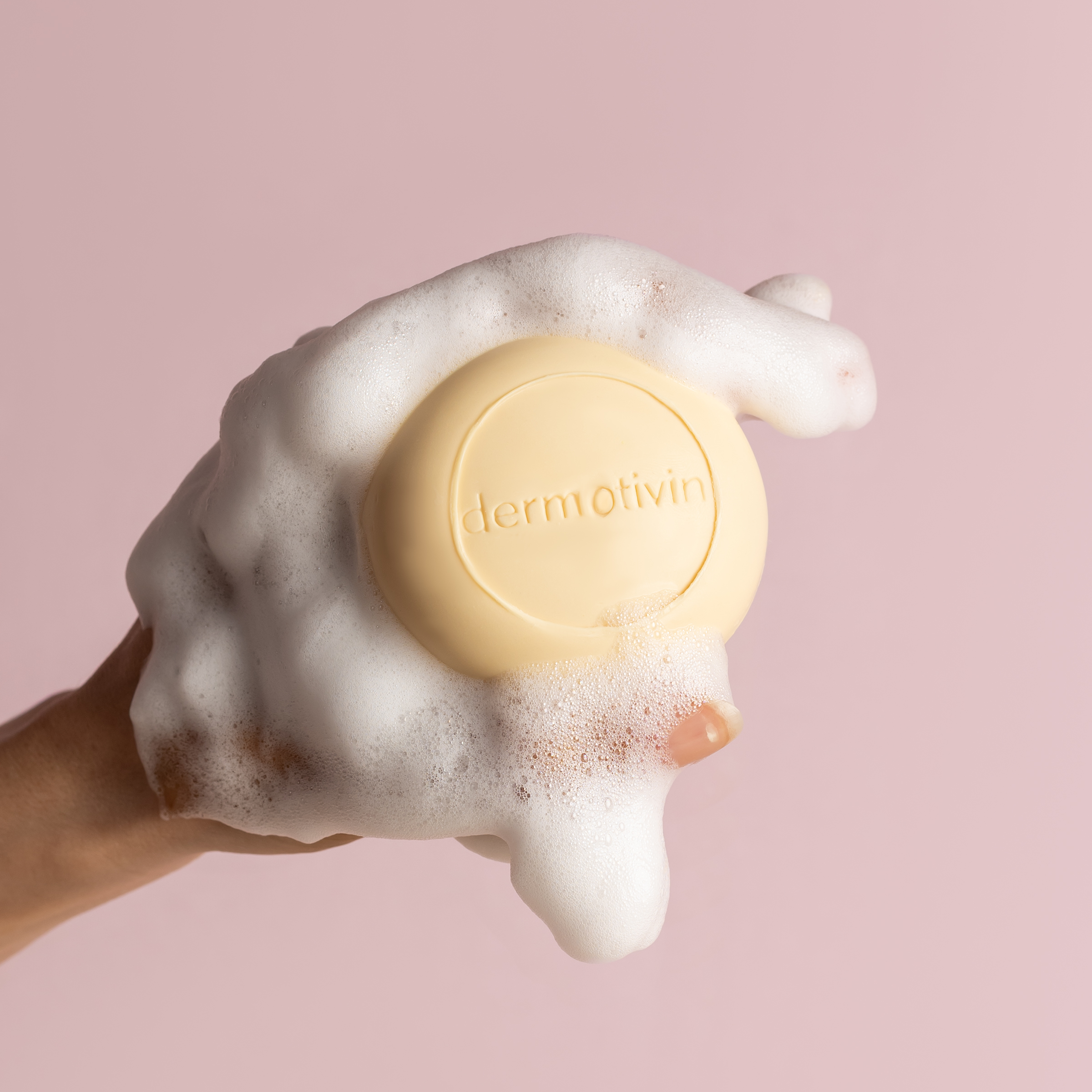 Sabonete Dermotivin com espuma nas mãos, limpeza facial para controle da oleosidade