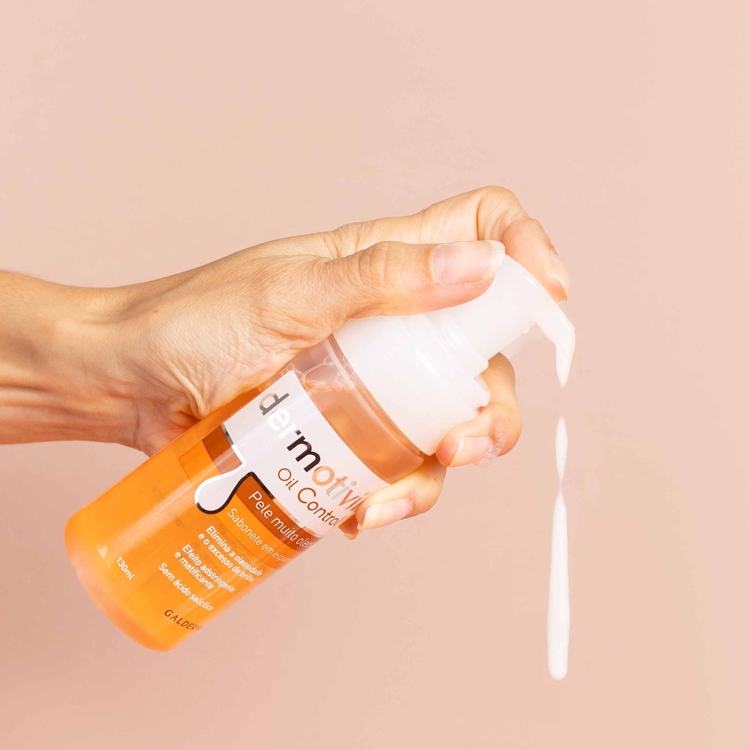 Dermotivin Oil Control sabonete facial em espuma para pele muito oleosa, frasco com pump liberando espuma